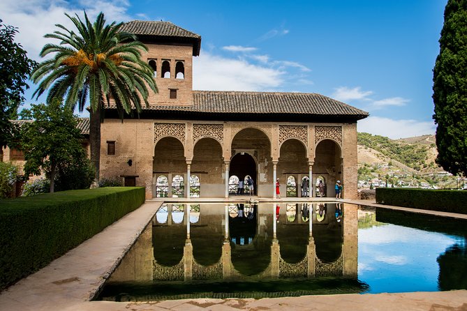 Alhambra and Nasrid Palaces Ticket with Audioguide - Alcazaba (Stop 3): military logic you can see