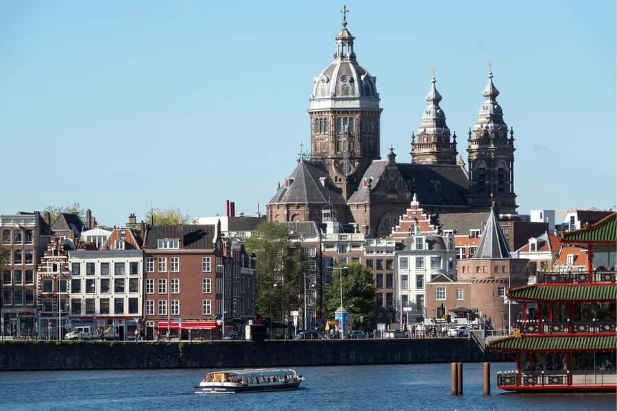 Amsterdam: Canal Cruise with Live Commentary & Audio Guide - Key things to know before you board