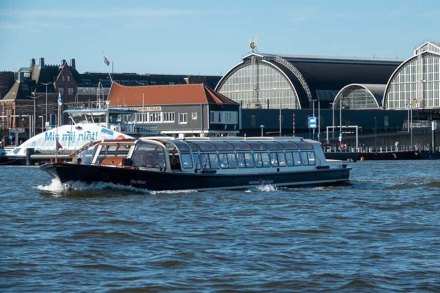Amsterdam: Canal Cruise with Live Commentary & Audio Guide - Onboard host, drinks, and small comforts that matter more than you think