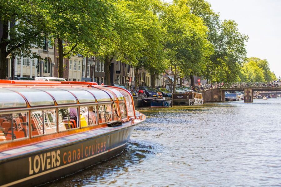 Amsterdam: City Centre Canal Cruise including Audioguide - Audio guide in 19 languages: how it makes the city make sense