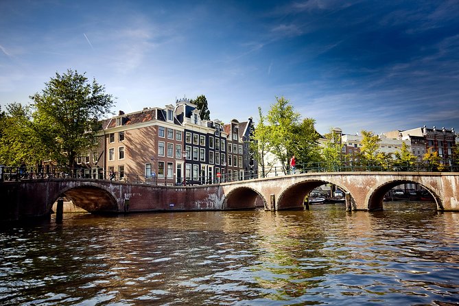 Amsterdam City Centre Cruise on heated boat with Audioguide - Comfort perks: restroom, Wi-Fi, and weather-proof sightseeing