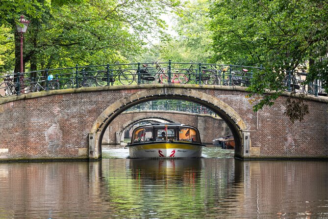 Amsterdam City Centre Cruise on heated boat with Audioguide - Photo notes: windows help, but they can also frustrate
