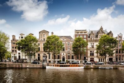 Amsterdam: Museum of the Canals Ticket with Audio Guide - Entering the Grachtenmuseum in a classic 17th-century canal house
