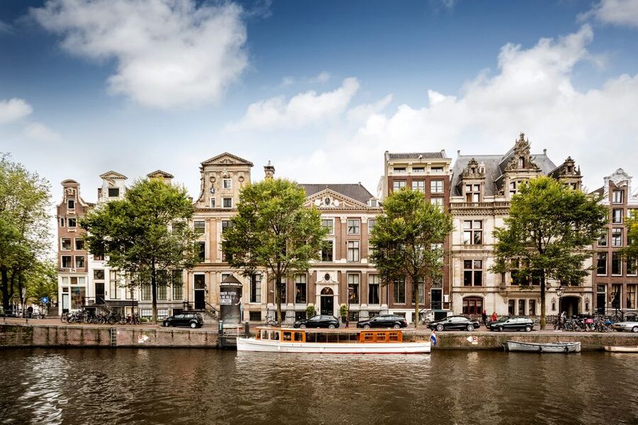 Amsterdam: Museum of the Canals Ticket with Audio Guide - Entering the Grachtenmuseum in a classic 17th-century canal house