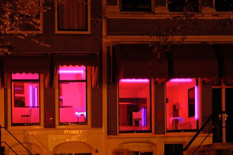 Amsterdam: Red Light District 1-hour Smartphone Audio Tour - Starting at Dam Square: A Red Light District Walk With a Real Anchor