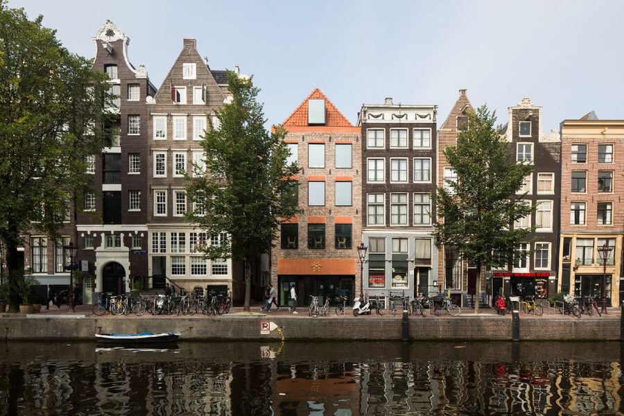 Amsterdam: Red Light District 1-hour Smartphone Audio Tour - Oude Kerk and Belle: Old Amsterdam Meets a Modern Rights Symbol