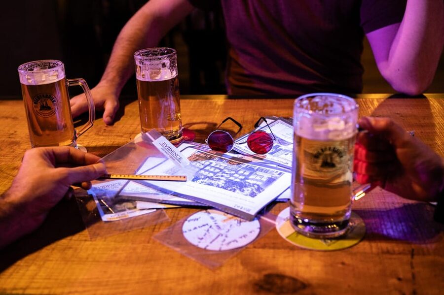 Amsterdam: Self-guided Red Light District Pub Crawl Mystery - Stop 1: starting at Bierfabriek and getting the game moving