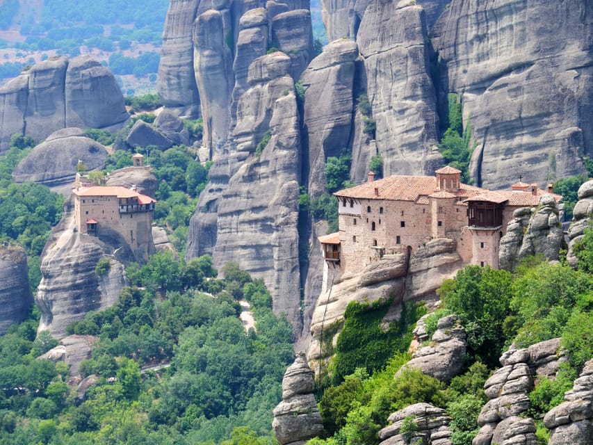Athens: Meteora Day Trip with Central Pickup & Audio Guide - Kalabaka Break: Lunch, Reset Time, and Stretching Legs
