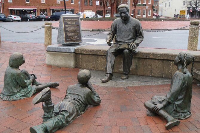 Awesome Scavenger Hunt: Annapolis Red Bricks & Blue Views - Annapolis Red Bricks & Blue Views: A City Puzzle You Control