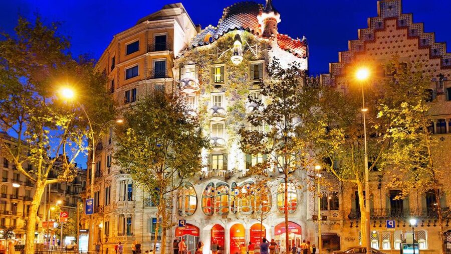 Barcelona Audioguide - TravelMate app for your smartphone - Who Should Book This Barcelona Audioguide on TravelMate?