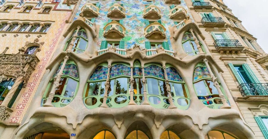 Barcelona: Casa Batlló Entry with Self-Audioguide Tour - Getting in fast: where to show tickets and how crowds change your experience