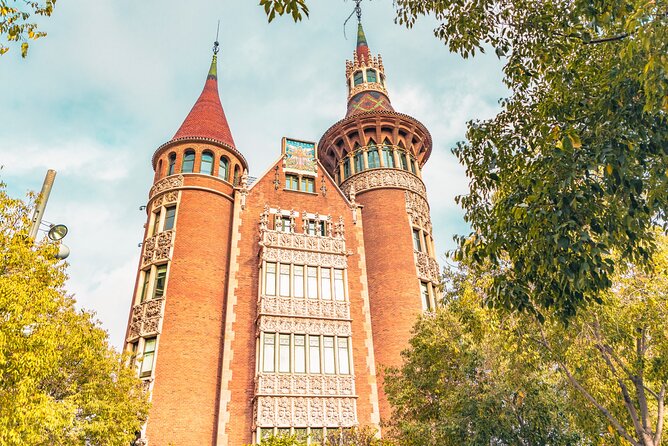 Barcelona Scavenger Hunt and Sights Self-Guided Tour - La Pedrera (Casa Mila): Turning a Famous Façade into Focus