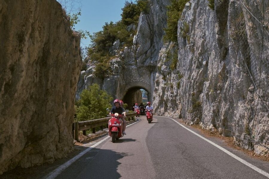 Bardolino: Lake Garda self-guided Vespa tour - Meeting at Motoragazzi in Bardolino: show up close to the planned time
