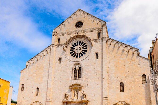 Bari Scavenger Hunt and Highlights Self Guided Audio Tour - Getting started at Piazza Umberto I (and why the route matters)