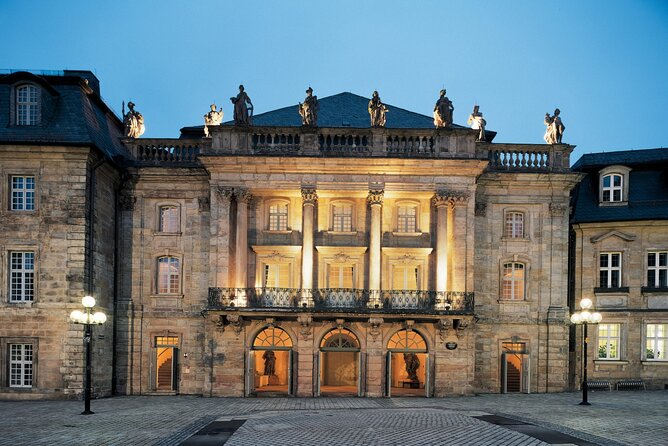 Bayreuth Scavenger Hunt and Sights Self-Guided Tour - Neues Schloss: turning castle details into a Q-and-A game