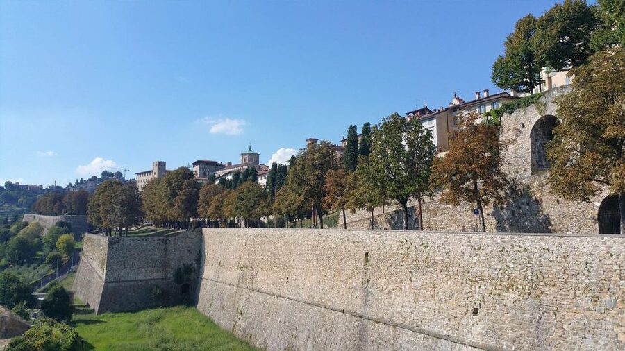 Bergamo Audioguide - TravelMate app for your smartphone - Old Town highlights: Piazza Vecchia, Sentierone, and the Venetian Walls