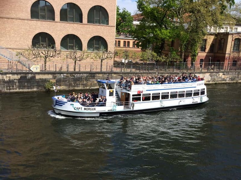 Berlin: Boat Sightseeing Cruise with Audioguide - Boarding at Domaquareé: comfort, roof setup, and the small logistics that matter