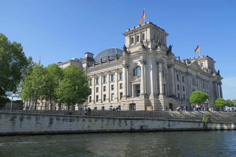 Berlin: Boat Sightseeing Cruise with Audioguide - Passing Friedrichstraße and Berlin Hauptbahnhof: central energy without the foot traffic
