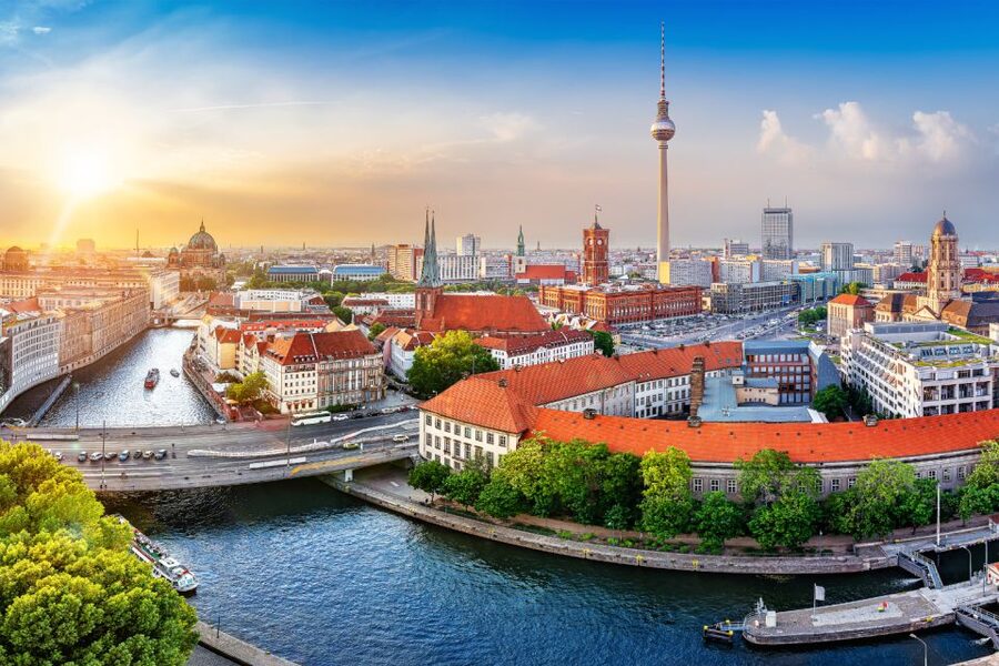 Berlin: Scavenger Hunt Self-Guided Tour - Gendarmenmarkt to Brandenburg Gate: the classic Berlin picture sequence