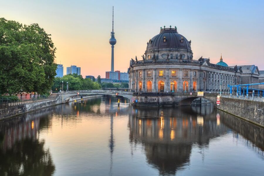 Berlin: Scavenger Hunt Self-Guided Tour - The envelope box: how the riddles and background info guide your steps