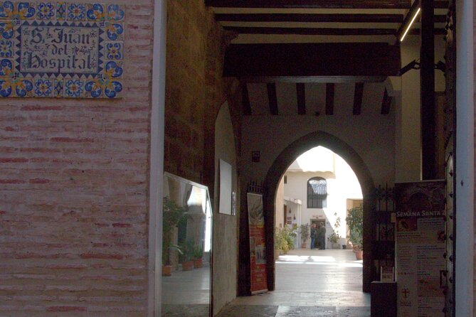 Between Two Gates: A Self-Guided Audio Tour in Valencia - Archaeology at Galería del Tossal: Muralla Árabe and La Almoina