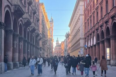 Bologna: A Self-Guided Audio Tour from Porta Galliera to Le Tre Frecce - Using VoiceMap: headphones, phone battery, and navigation that follows you