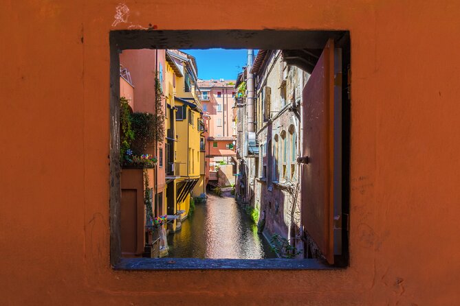Bologna: City Walk with Audio Guide in 7 Languages on your Phone - Bologna at your own pace: 35 stories without a tour group