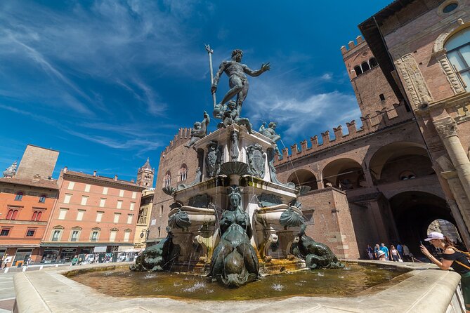 Bologna: City Walk with Audio Guide in 7 Languages on your Phone - Piazza Maggiore: start where Bologna gathers