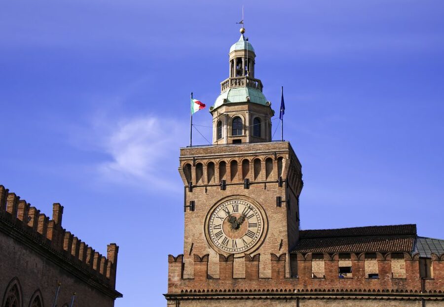 Bologna: Clock Tower Audio Guide and Food Tasting - Meeting by Neptune: getting started without wasting time