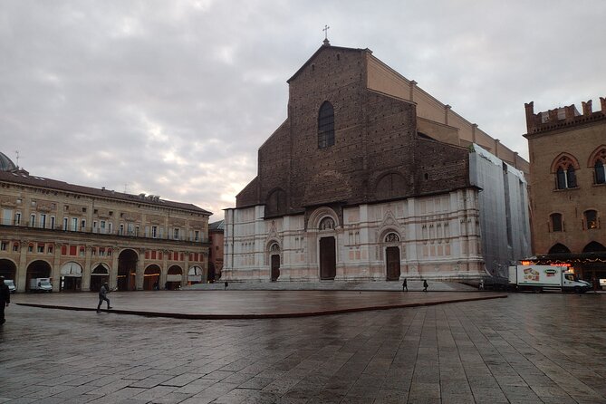 Bologna's Ancient and Recent History: A Self-Guided Audio Tour - Two Towers, Dante’s Inferno mention, and the UNESCO porticos (2021)