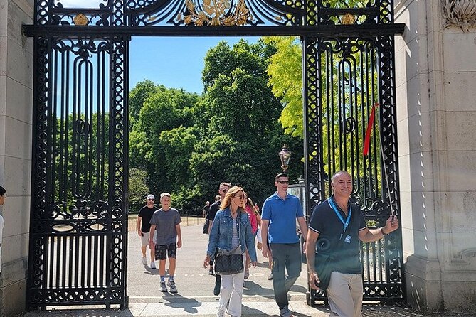 Buckingham Palace: Walking Tour with Entry & Audio Guide - Skip-the-line value and group size (max 20)