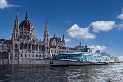 Budapest Danube Cruise with Drink, Audio Guide, Margaret Island - Onboard Comfort: Retractable Cover, Onboard Restroom, and WiFi