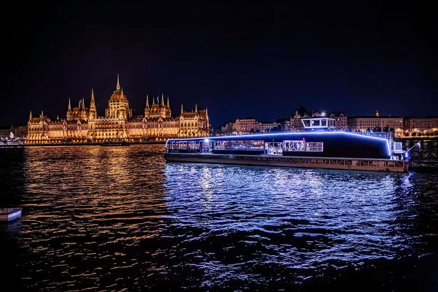 Budapest: Danube River Sightseeing Cruise with Audio Guide - The Phone Audio Guide: Great When Prepared, Annoying When You’re Not