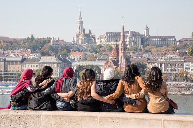 Budapest Guided City Tour and Danube Cruise Audio Guide - The 1-hour Danube cruise: audio in 30 languages, Wi‑Fi, and a drink