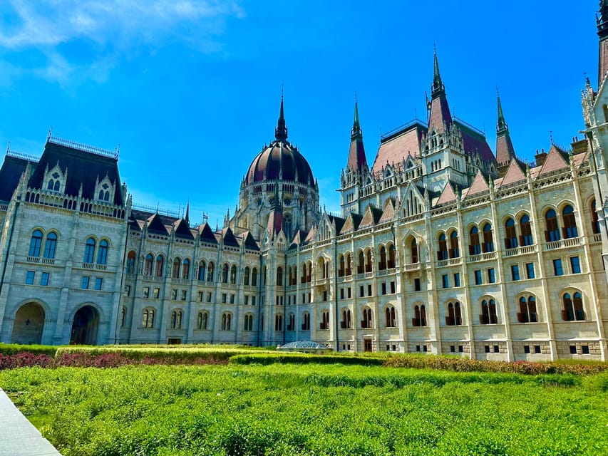 Budapest: Parliament Building Entry Ticket and Audio Guide - First stop: Kossuth Square before you enter the Parliament