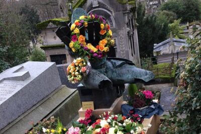 Bundle of Père Lachaise Cemetery: Self-Guided Audio Tours - What you actually hear: comedy, sound effects, and famous-life puzzles