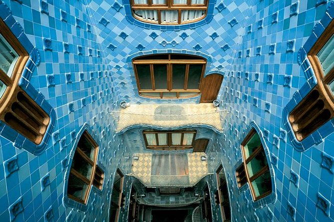 Casa Batllo Admission Ticket with Intelligent Audio Guide - Choosing the right Casa Batlló ticket: audio, rooftop, and Gaudí Cube access