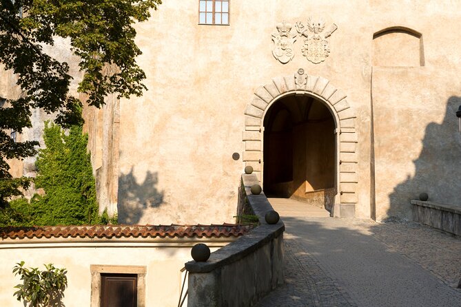 Cesky Krumlov Scavenger Hunt & Highlights Self Guided Audio Tour - App-First Logistics: Starting, Pausing, and Finding Your Route
