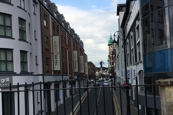 Derrie Danders: Highlights of the Walled City a Self-Guided Audio Tour - What it feels like in real use: pace, rain, and the comfort of pausing