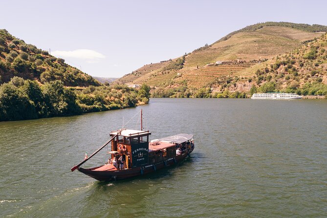 Douro Valley: Rabelo Boat Tour with Audio Guide - Comfort, animals, and the vibe on board