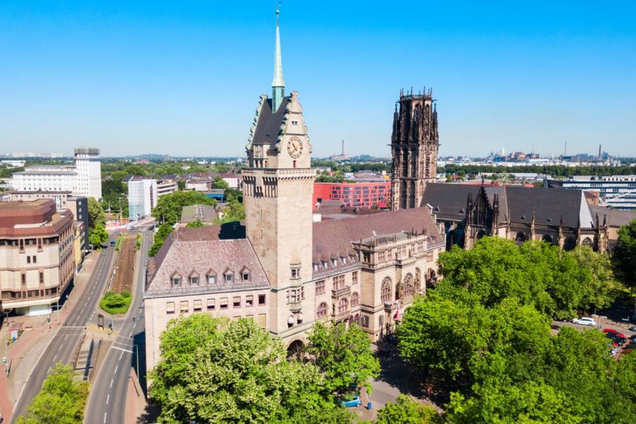 Duisburg: Scavenger Hunt Self-Guided Tour - Dellplatz and the Lifesaver fountain: the landmark that anchors the route