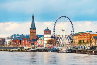 Dusseldorf: City Walk Audio Guide in 7 Languages on your Phone - Setting Up the App: GPS, Internet, and the Headphones Rule