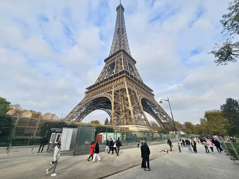 Eiffel Tower Entry: Summit or 2nd Floor with Audioguide - Landmark spotting on the 2nd floor: what you’re likely to notice first