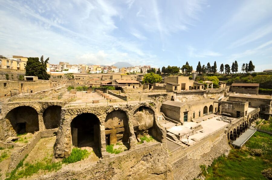 Ercolano: Herculaneum Entry Ticket with Optional Audio Guide - Your self-paced route: cobbled streets and intact buildings