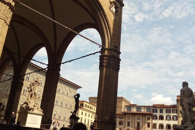 Florence: Best Of - with Tour Leader & Multilingual Audio Guide - Stop 1 at Le Gallerie Degli Uffizi: start with the river view