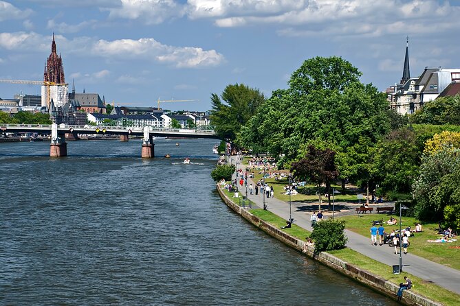Frankfurt Scavenger Hunt and Highlights Self Guided Audio Tour - Timing: what 2.2 km means for real life