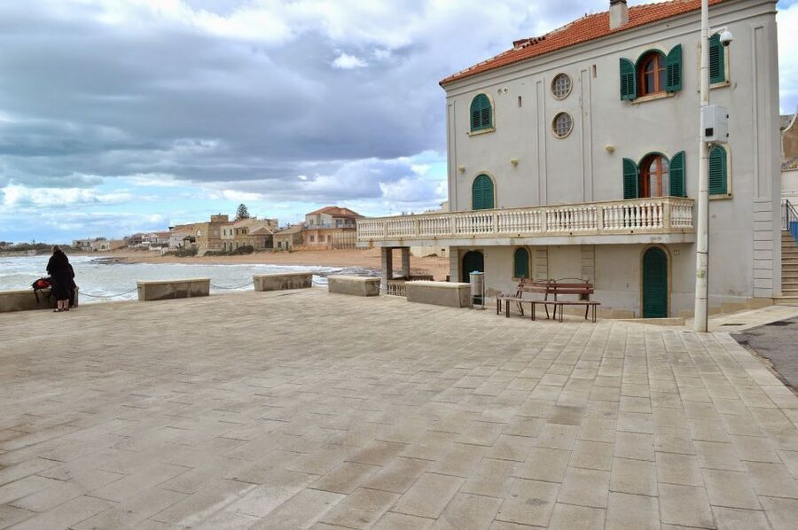 From Catania: Inspector Montalbano Day Tour with Audio Guide - Punta Secca: seaside cliffs, lighthouse views, and that show atmosphere