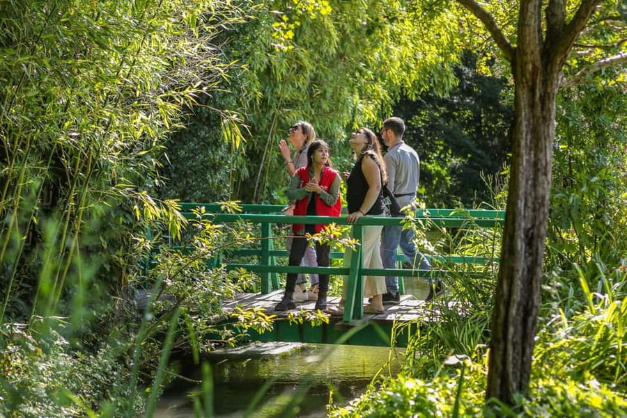 From Paris: Giverny Day Trip with Audio Guide or Live Guide - Live guide vs audio guide: which one fits your travel style