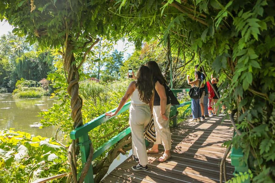 From Paris: Giverny Day Trip with Audio Guide or Live Guide - The Monet House experience: what you’ll see and how it’s paced