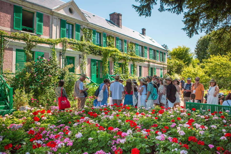 From Paris: Giverny Day Trip with Audio Guide or Live Guide - The water garden you came for: lilies, willows, and the color effect